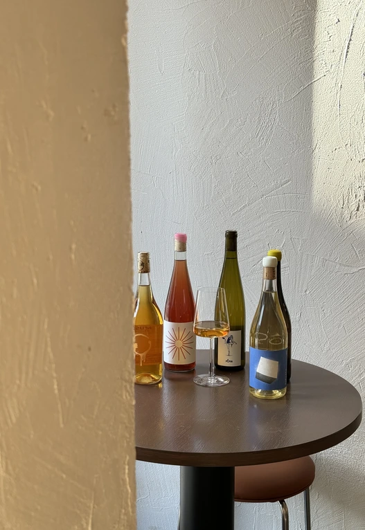 Garrafas de vinho numa mesa de madeira