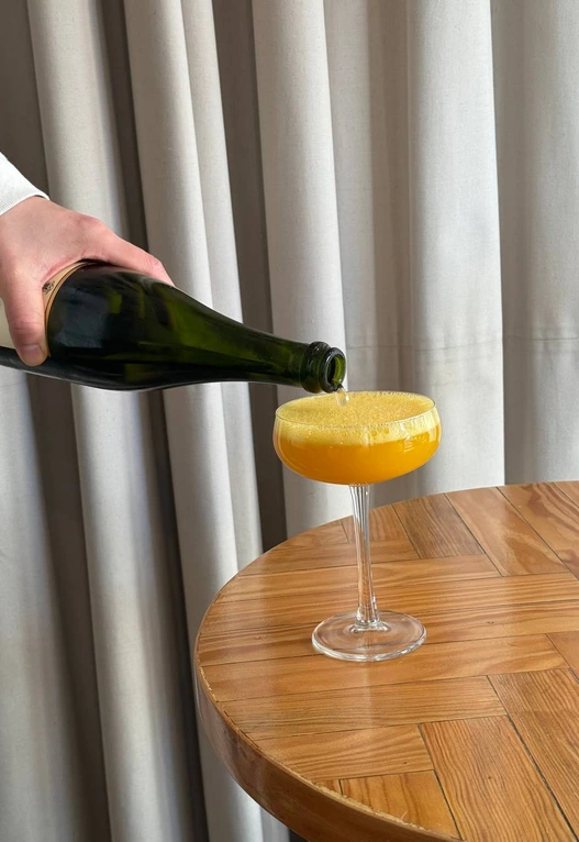 A servir vinho numa mesa