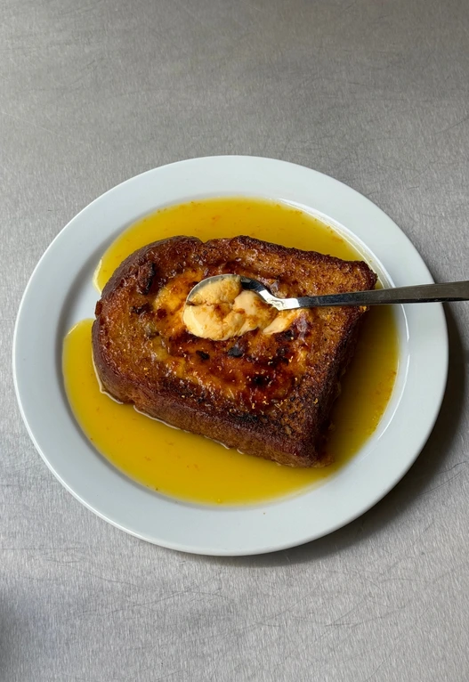 Rabanada com calda de laranja