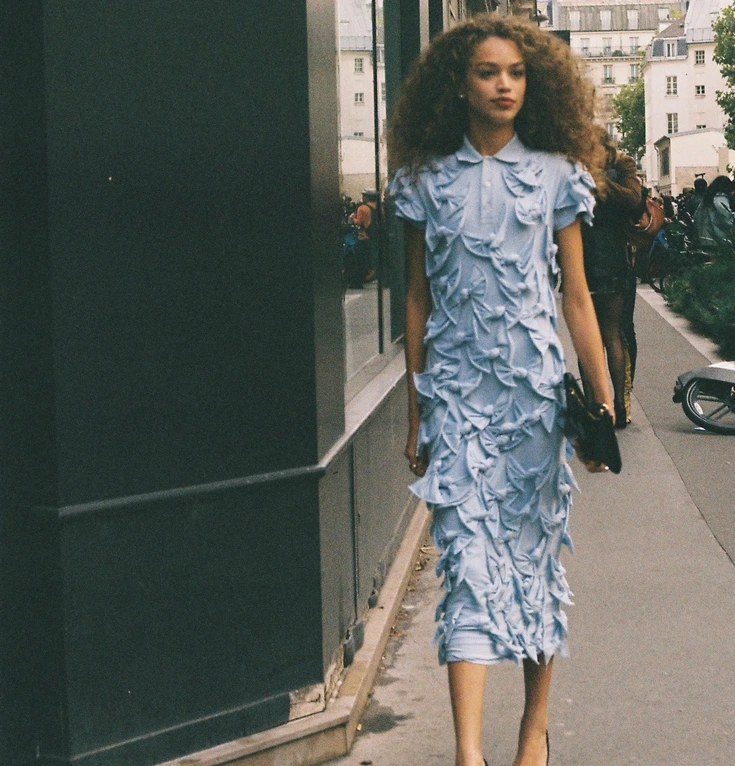 Vestido estampado azul, street style