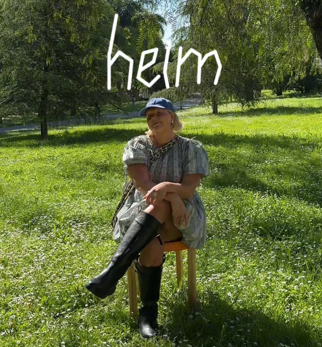 Pessoa sentada no parque com sinalética Heim
