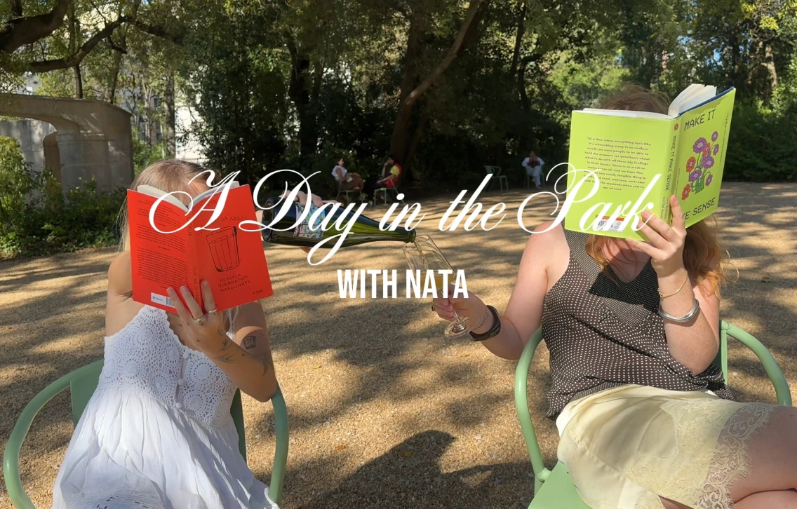 Amigas a ler no parque com produtos Nata Wine Bar